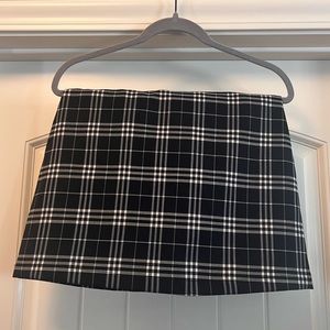 #127 Black Plaid Skirt Small